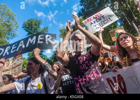 New York, NY, 9. September 2017 - Mehrere tausend "REIBAHLEN", die Kinder der Immigranten ohne Papiere und immigratiob Aktivistinnen außerhalb Trump Hotel und Towers am Columbus Circle versammelt, sich gegen ein Ende sprechen zu DACA (latente Aktion für die Kindheit Ankünfte) nach dem Trump versucht, dismantleit. CREDIT: © Stacy Walsh Rosenstock/Alamy Stockfoto