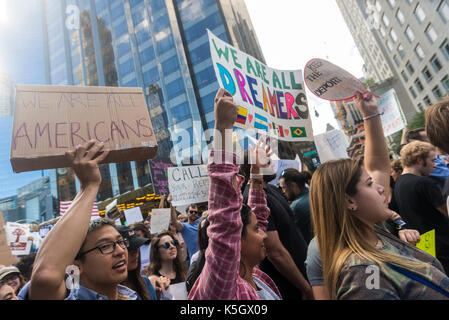 New York, NY, 9. September 2017 - Mehrere tausend "REIBAHLEN", die Kinder der Immigranten ohne Papiere und immigratiob Aktivistinnen außerhalb Trump Hotel und Towers am Columbus Circle versammelt, sich gegen ein Ende sprechen zu DACA (latente Aktion für die Kindheit Ankünfte) nach dem Trump versucht, dismantleit. CREDIT: © Stacy Walsh Rosenstock/Alamy Stockfoto