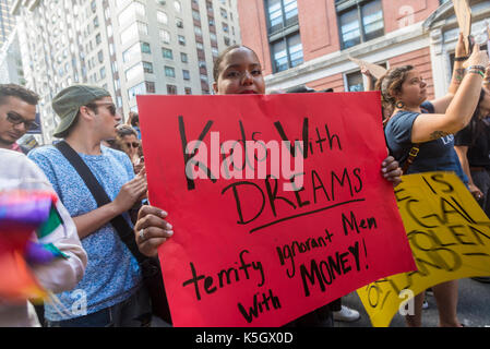 New York, NY, 9. September 2017 - Mehrere tausend "REIBAHLEN", die Kinder der Immigranten ohne Papiere und Einwanderung Aktivistinnen außerhalb Trump Hotel und Towers am Columbus Circle versammelt, sich gegen ein Ende sprechen zu DACA (latente Aktion für die Kindheit Ankünfte) nach dem Trump versucht, um ihn zu demontieren. CREDIT: © Stacy Walsh Rosenstock/Alamy Stockfoto