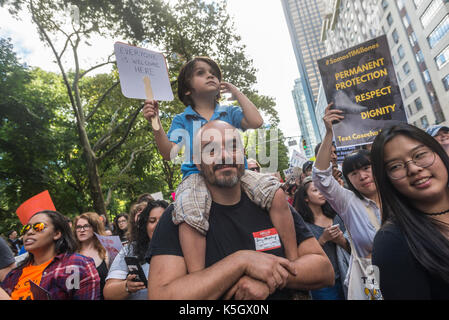 New York, NY, 9. September 2017 - Mehrere tausend "REIBAHLEN", die Kinder der Immigranten ohne Papiere und Einwanderung Aktivistinnen außerhalb Trump Hotel und Towers in Columbus Circle versammelt, sich gegen ein Ende sprechen zu DACA (latente Aktion für die Kindheit Ankünfte) nach dem Trump versucht, demontiert. CREDIT: © Stacy Walsh Rosenstock/Alamy Stockfoto