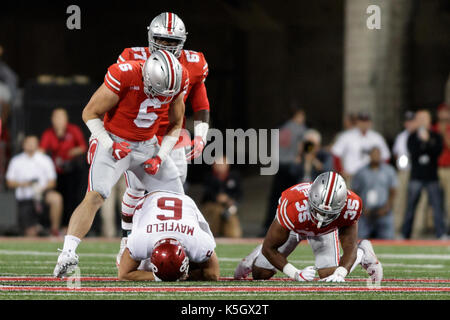 Ohio Stadium, Columbus, OH, USA. 9 Sep, 2017. Ohio State Buckeyes defensive Ende Sam Hubbard (6) feiert nach Entlassung Oklahoma Sooners Quarterback Baker Mayfield (6) während einer NCAA Football Spiel zwischen der Ohio State Buckeyes und die Oklahoma Sooners am Ohio Stadium, Columbus, OH. Adam Lacy/CSM/Alamy leben Nachrichten Stockfoto