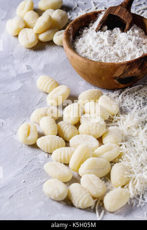 Rohen ungekochten Kartoffel Gnocchi Stockfoto