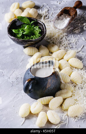 Rohen ungekochten Kartoffel Gnocchi Stockfoto