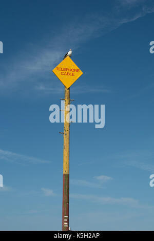Telefonkabel Pol Southwold UK England England Himmel Wolke hoch gelb groß groß flauschig weit entfernt Business Kabel Dreieck Markierung Stockfoto