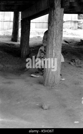 Eine junge, birmanischen Junge spielt mit einer Spielzeugpistole bei einem thailändischen Medècins Sans Frontiéres Krankenhaus in Mawker birmesische Flüchtlingslager im Nordwesten von Thailand. September, 1996. Stockfoto