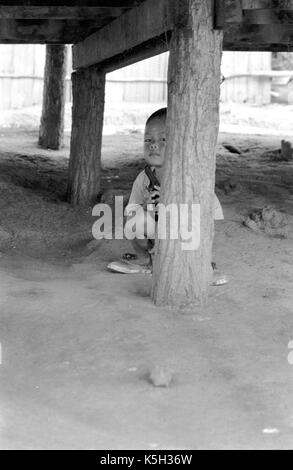 Eine junge, birmanischen Junge spielt mit einer Spielzeugpistole bei einem thailändischen Medècins Sans Frontiéres Krankenhaus in Mawker birmesische Flüchtlingslager im Nordwesten von Thailand. September, 1996. Stockfoto