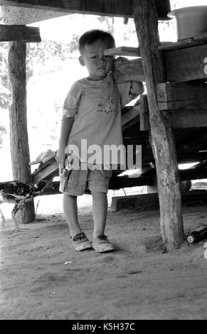 Eine junge, birmanischen Junge spielt mit einer Spielzeugpistole bei einem thailändischen Medècins Sans Frontiéres Krankenhaus in Mawker birmesische Flüchtlingslager im Nordwesten von Thailand. September, 1996. Stockfoto