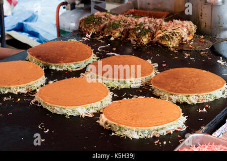 Tokyo, Japan - 14. Mai 2017: Backen Pfannkuchen zum Grill, Okonomiyaki, Kanda matsuri Fest Stockfoto