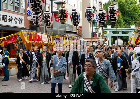 Tokyo, Japan - 14. Mai 2017: Teilnehmer im traditionellen Kimono ist papierlaternen mit japanischen Zeichen am Kanda Matsuri Festiv gekleidet Stockfoto