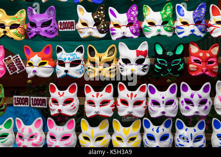 Tokyo, Japan - 14. Mai 2017: Cat Masken zum Verkauf an der Wand hängen am Kanda matsuri Fest Stockfoto
