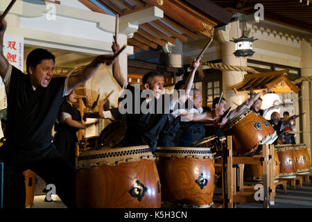 Hiroshima, Japan - 27. Mai 2017: Taiko drumming Truppe durchführen am Mantō Mitama Matsuri in Hiroshima - Gokoku jinja Schrein Stockfoto