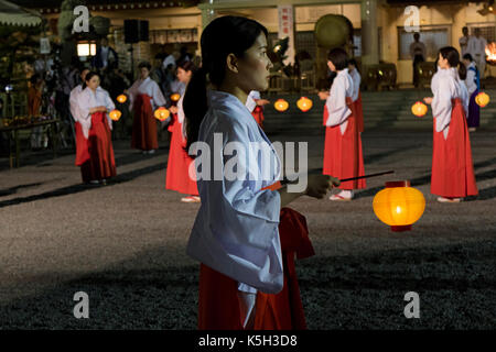 Hiroshima, Japan - 27. Mai 2017: Mantō Mitama Matsuri am Hiroshima - Gokoku jinja Schrein, das Schauspiel der 100 Schrein Dirnen tanzen durch die Laterne li Stockfoto