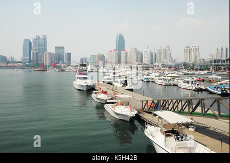 Qingdao, China - 15.September 2012: Qingdao Hafen schöne Sicht auf den Horizont und Segeln. Stockfoto