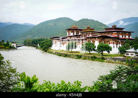 Punakha Dzong von Punakha, Bhutan. Es ist die älteste und zweitgrößte Dzong in Bhutan und einer der majestätischsten Strukturen. Stockfoto