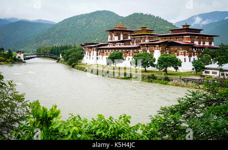 Anzeigen von punakha Dzong von Punakha, Bhutan. Es ist die älteste und zweitgrößte Dzong in Bhutan und einer der majestätischsten Strukturen. Stockfoto