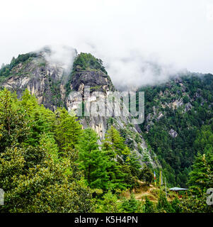 Paro Taktsang (Tiger Nest) im oberen Tal Paro, Bhutan. Taktsang Lhakhang ist Bhutan Wahrzeichen und religiöse Stätte. Stockfoto