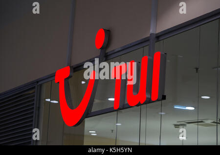 Graz, Österreich - 8. September 2017: Reisebüro TUI Logo oben Agentur in Seiersberg Mall Stockfoto