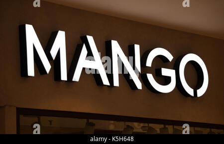 Graz, Österreich - 8. September 2017: Mango store Logo über dem Eingang am Einkaufszentrum Seiersberg Stockfoto