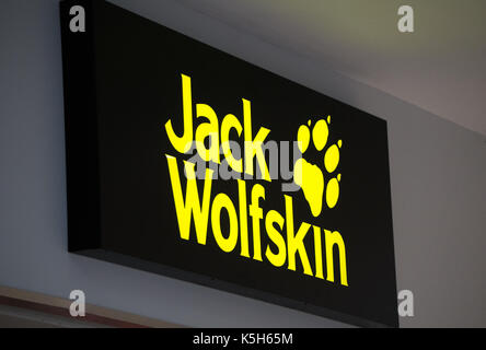 Graz, Österreich - 8. September 2017: Jack Wolfskin store Logo über dem Eingang am Einkaufszentrum Seiersberg Stockfoto