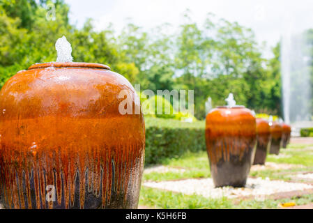 Linie von keramischen earthenwares. Töpfe. mit Springbrunnen Stockfoto