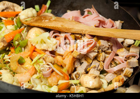 Sauteed Gemüse mit Huhn, Schwein, Marmelade und Shrimps Zubereitung: Kochen Gemüse und Fleisch in einem Wok Stockfoto