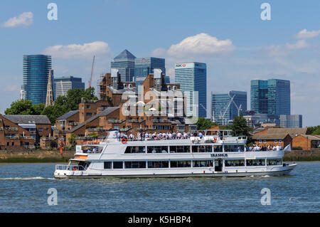 Bootsfahrt auf der Themse mit Canary Wharf Financial District im Hintergrund, London England United Kingdom UK Stockfoto