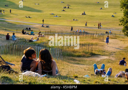 Menschen auf einem Hügel im Greenwich Park in London, England, Vereinigtes Königreich, Großbritannien Stockfoto