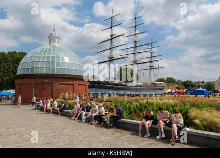 Greenwich Pier mit Cutty Sark Clipper Ship und Greenwich Foot Tunnel Eingang, London England United Kingdom UK Stockfoto