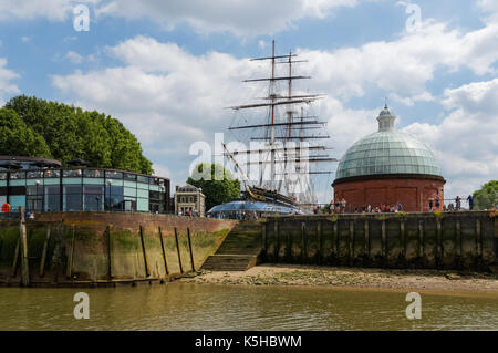 Greenwich Pier mit Cutty Sark Clipper Ship und Greenwich Foot Tunnel Eingang, London England United Kingdom UK Stockfoto