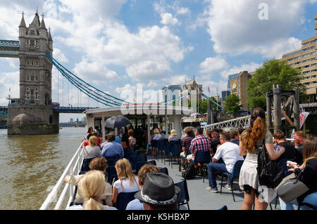 Touristen auf der Bootsfahrt auf der Themse in London, England, Vereinigtes Königreich, Großbritannien Stockfoto