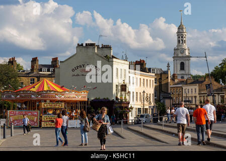 Menschen auf Greenwich Street mit St Alfege Kirche im Hintergrund, London, England, Vereinigtes Königreich, Großbritannien Stockfoto