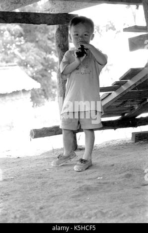 Eine junge, birmanischen Junge spielt mit einer Spielzeugpistole bei einem thailändischen Medècins Sans Frontiéres Krankenhaus in Mawker birmesische Flüchtlingslager im Nordwesten von Thailand. September, 1996. Stockfoto