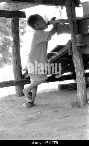 Eine junge, birmanischen Junge spielt mit einer Spielzeugpistole bei einem thailändischen Medècins Sans Frontiéres Krankenhaus in Mawker birmesische Flüchtlingslager im Nordwesten von Thailand. September, 1996. Stockfoto