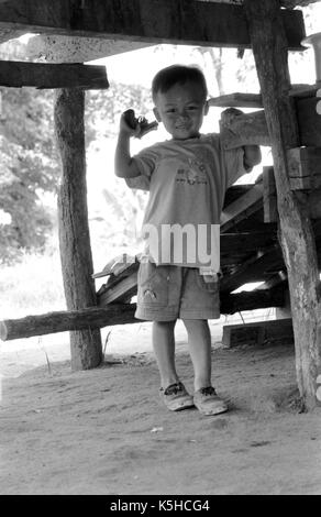 Eine junge, birmanischen Junge spielt mit einer Spielzeugpistole bei einem thailändischen Medècins Sans Frontiéres Krankenhaus in Mawker birmesische Flüchtlingslager im Nordwesten von Thailand. September, 1996. Stockfoto