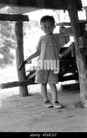 Eine junge, birmanischen Junge spielt mit einer Spielzeugpistole bei einem thailändischen Medècins Sans Frontiéres Krankenhaus in Mawker birmesische Flüchtlingslager im Nordwesten von Thailand. September, 1996. Stockfoto