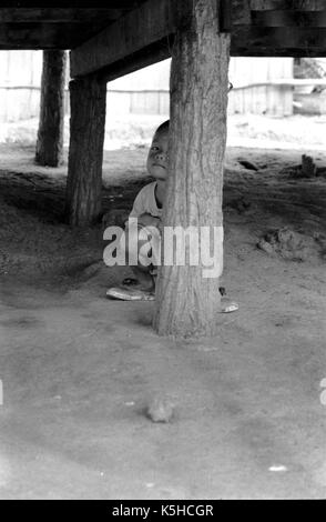 Eine junge, birmanischen Junge spielt mit einer Spielzeugpistole bei einem thailändischen Medècins Sans Frontiéres Krankenhaus in Mawker birmesische Flüchtlingslager im Nordwesten von Thailand. September, 1996. Stockfoto