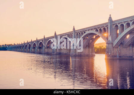 Veterans Memorial Brücke über den Susquehanna River zwischen Wrightsville PA und Kolumbien PA Stockfoto