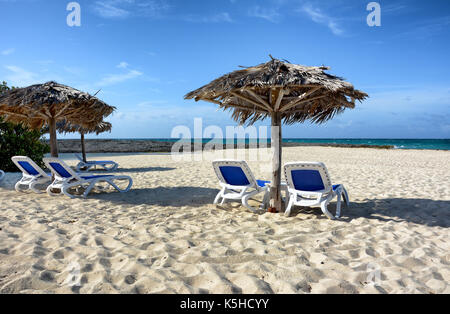 CAYO SANTA MARIA, Kuba - Juli 24, 2016: Liegestühle und Cabanas am Hotel Melia Buenavista. In einer Biosphäre und von drei Stränden umgeben. Stockfoto