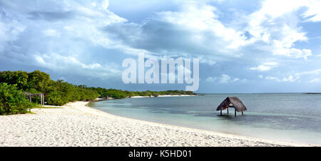 CAYO SANTA MARIA, Kuba - Juli 24, 2016: Liegestühle und Cabanas am Hotel Melia Buenavista. In einer Biosphäre und von drei Stränden umgeben. Stockfoto