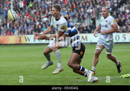 Sarazenen" Liam Williams ist von der Badewanne Anthony Watson während der Aviva Premiership Gleiches an der Recreation Ground, Badewanne in Angriff genommen. Stockfoto