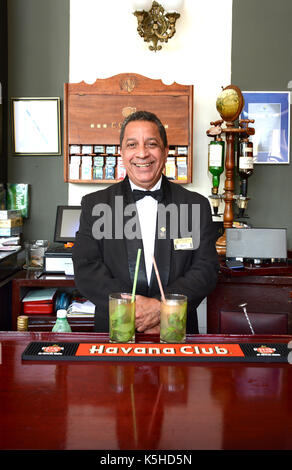 Havanna, Kuba - Juli 21, 2016: Hotel Nacional de Cuba Bar. Der Barkeeper steht hinter zwei frisch Mojito Cocktails. Stockfoto