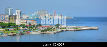 Havanna, Kuba - Juli 21, 2016: Blick auf den Hafen mit der Skyline im Hintergrund und Castillo de los Tres Reyes del Morro im Vordergrund. Stockfoto