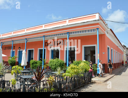 REMEDIOS, Kuba - 27. JULI 2016: El Louvre Bar. Einheimische behaupten Sie ist die älteste Bar in dem Land, in Continuous Service, seit 1866. Stockfoto