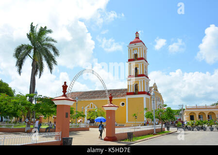 REMEDIOS, Kuba - 27. JULI 2016: Große Pfarrkirche San Juan Bautista in der Isabel II Plaza. Die Kirche beherbergt 13 kunstvoll geschmückte Altäre. Stockfoto