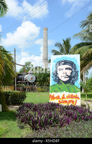 REMEDIOS, Kuba - 27. JULI 2016: Che Poster am Museum der Zuckerindustrie und Museum von Dampf in Remedios, ist eine alte kubanische Sugar Mill mit eigenen Ra Stockfoto