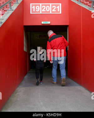 Southampton Fans verlassen Nach der Premier League Spiel im St. Mary's Stadium, Southampton. Stockfoto