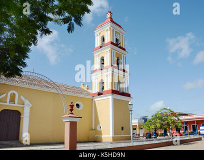 REMEDIOS, Kuba - 27. JULI 2016: Große Pfarrkirche San Juan Bautista in der Isabel II Plaza. Die Kirche beherbergt 13 kunstvoll geschmückte Altäre. Stockfoto