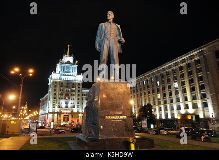 Majakowski Statue, mit roten Tore Verwaltungsgebäude auf der Rückseite. Moskau Stockfoto