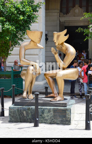 Havanna, Kuba - Juli 21, 2016: La Conversacion Skulptur. Auf der Plaza de San Francisco, der von dem französischen Bildhauer, Etienne. Stockfoto