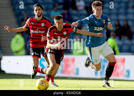 Förster' Josh Windass (links) und von Dundee Cammy Kerr Kampf um den Ball während der Ladbrokes schottischen Premiership Gleiches an Ibrox Stadium, Glasgow. Stockfoto